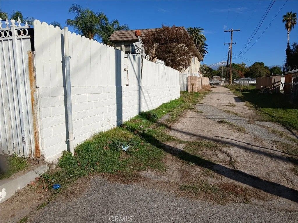 Photo of 1695 Conejo Dr, San Bernardino, CA 92404 (MLS # IG25267420)