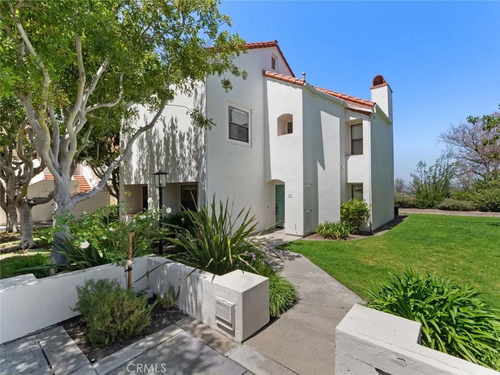 16130 Avenida Venusto