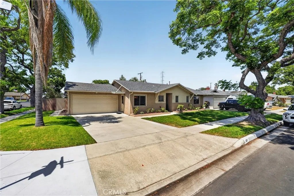 1587 W Kimberly Avenue