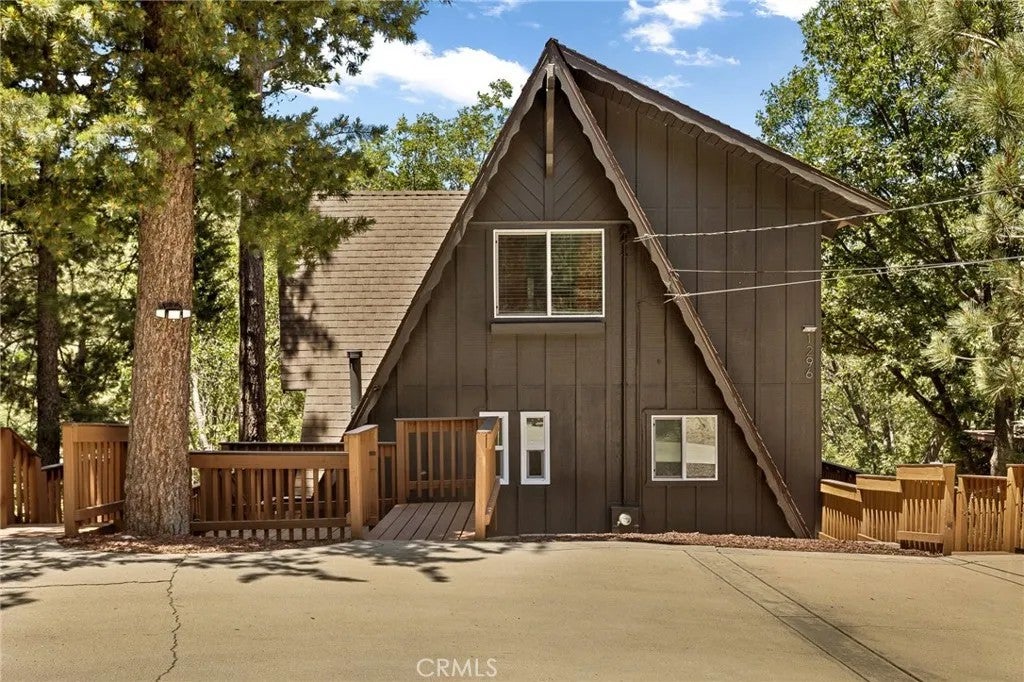 Photo of 1296 Calgary Drive, Lake Arrowhead, CA 92352 (MLS # CV26180078)