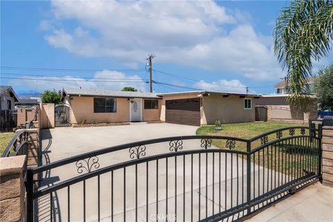 Photo of 233 W Bygrove Street, Covina, CA 91722 (MLS # CV26108932)
