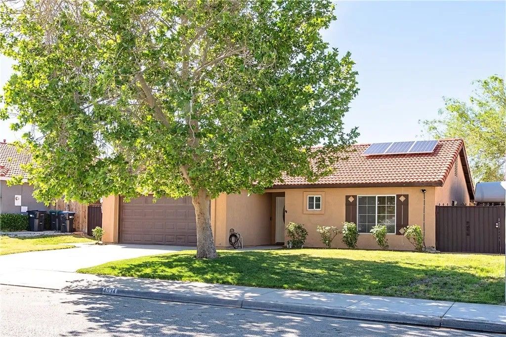 Photo of 4034 E Avenue R6, Palmdale, CA 93552 (MLS # SR26076102)
