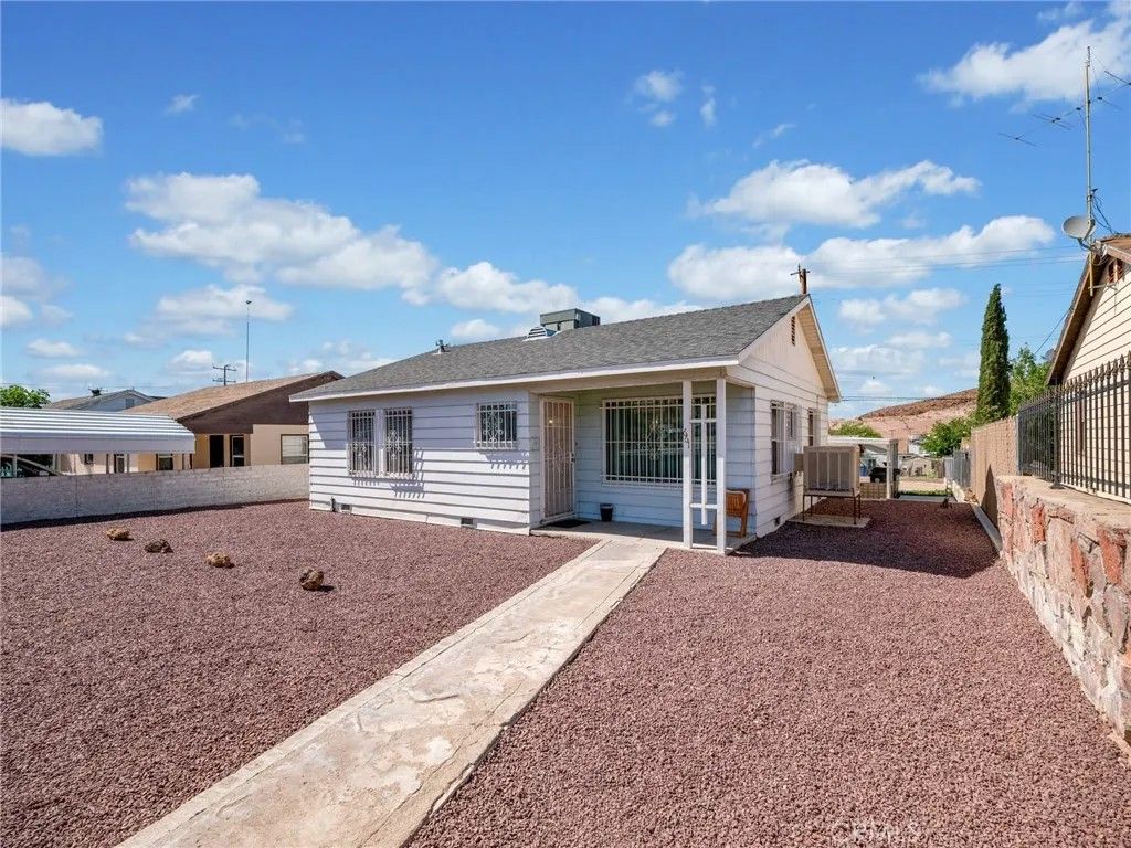 Photo of 661 W Buena Vista, Barstow, CA 92311 (MLS # HD26076850)