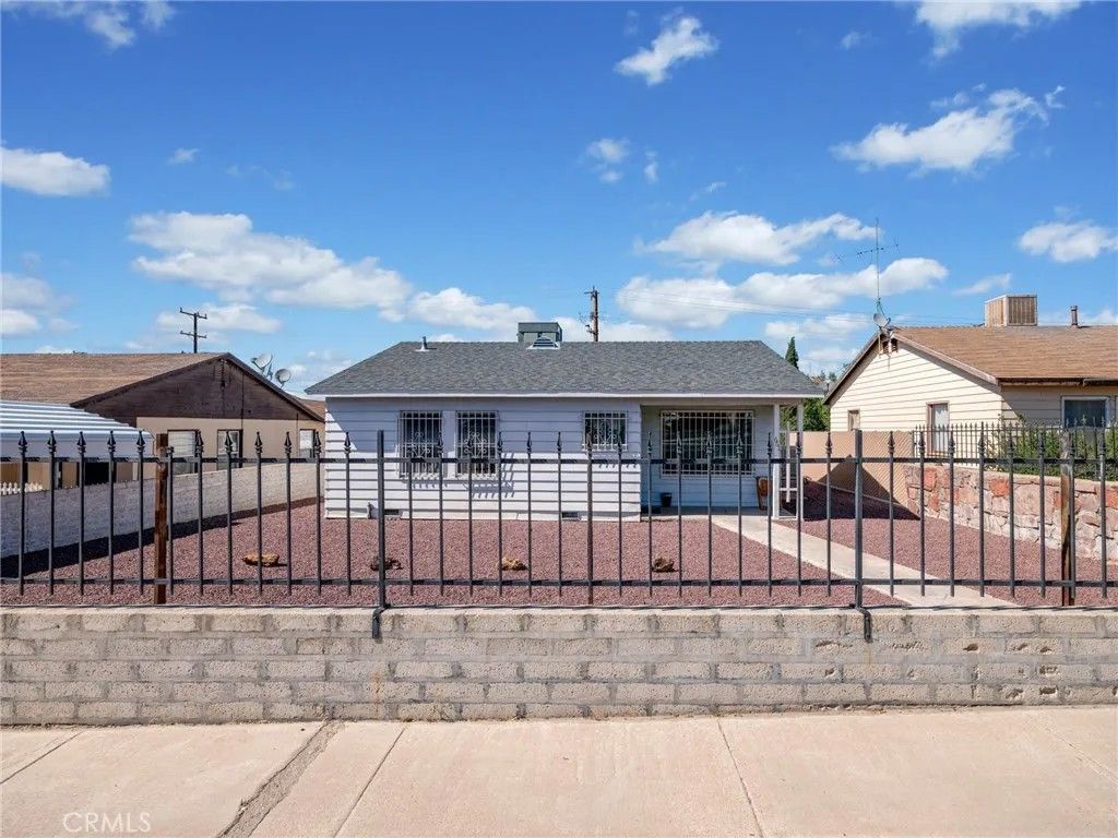 Photo of 661 W Buena Vista, Barstow, CA 92311 (MLS # HD26076850)