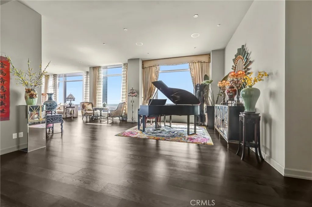 900 W Olympic Boulevard 50A