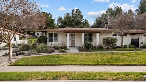 Photo of 19366 Avenue Of The Oaks, Newhall, CA 91321 (MLS # SR26026350)