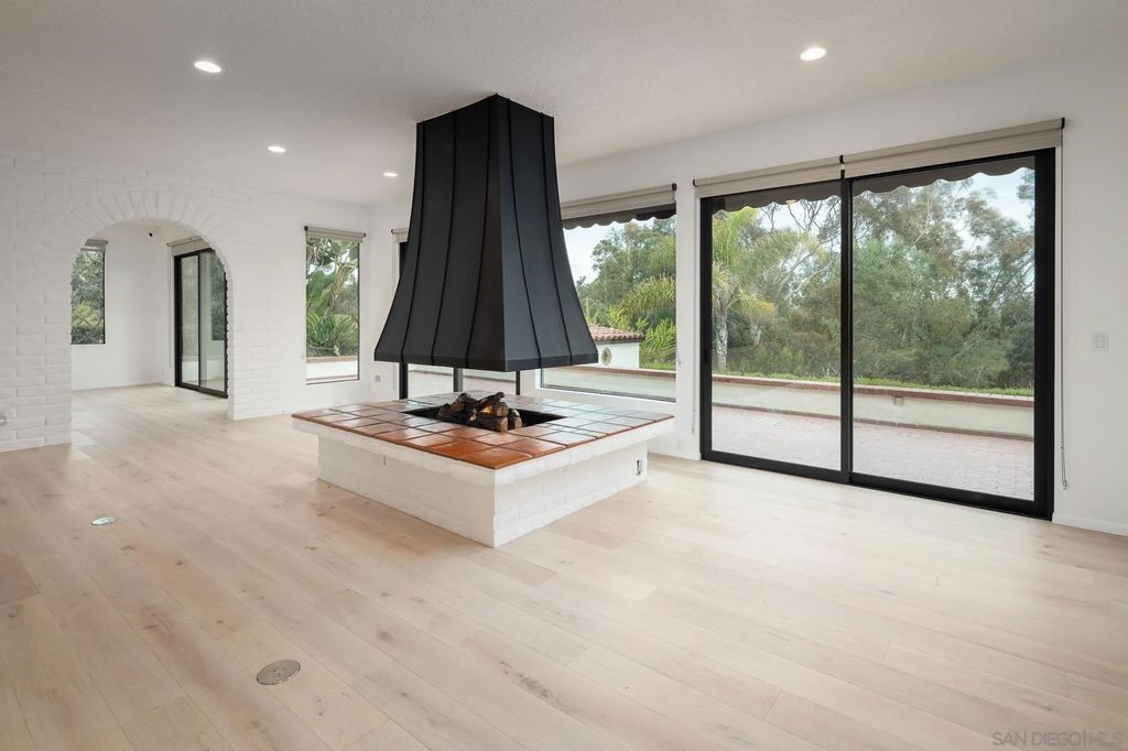 Photo of 5406 Las Palomas, Rancho Santa Fe, CA 92067 (MLS # 260010029)