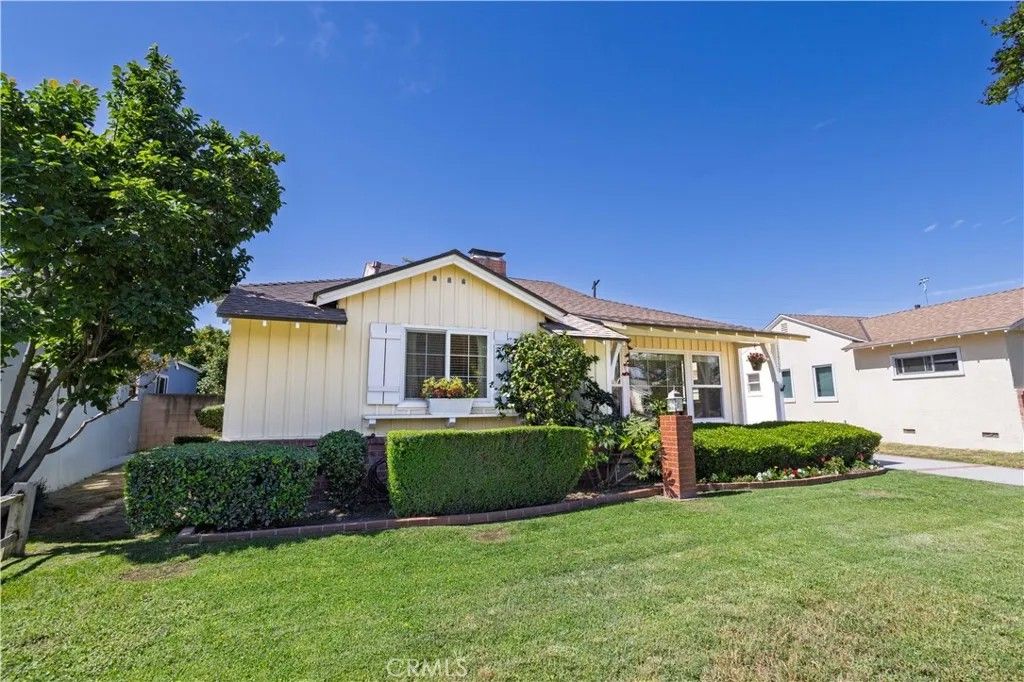 Photo of 11750 Hatteras St, Valley Village, CA 91607 (MLS # SR26075383)