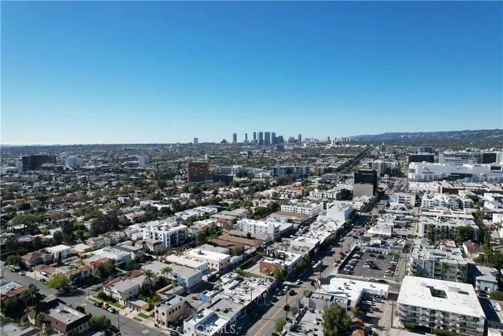 Photo of 128 S Harper Ave #130, Los Angeles, CA 90048 (MLS # SR25270326)