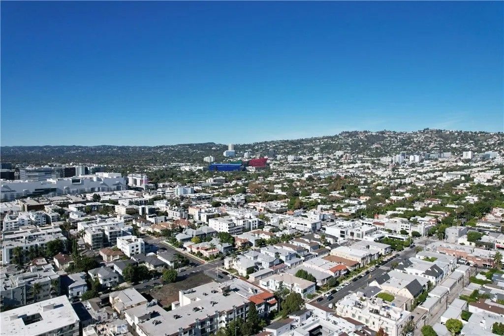 Photo of 128 S Harper Ave #130, Los Angeles, CA 90048 (MLS # SR25270326)