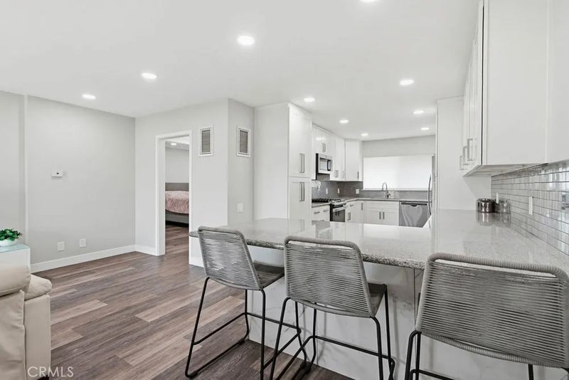1860 W Glenoaks L