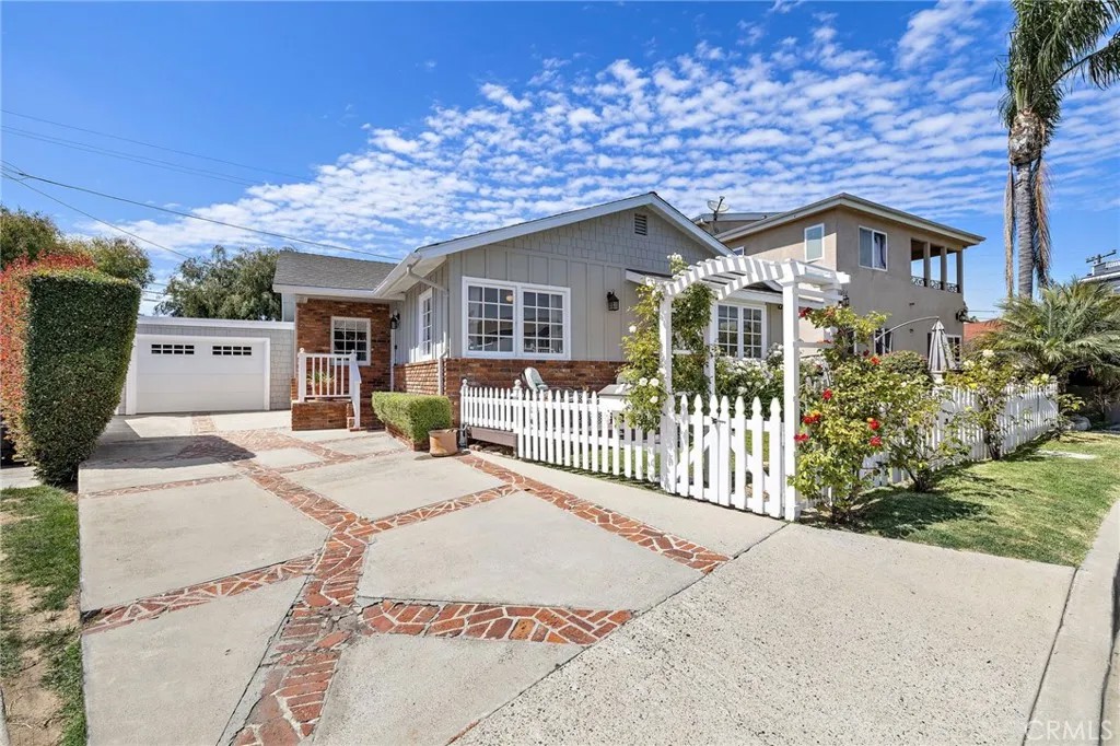 232 W Mariposa