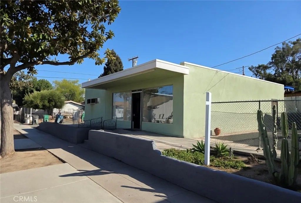 Photo of 501 S Victoria Ave, Corona, CA 92879 (MLS # IV25278062)