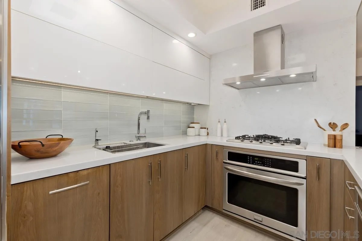 500 W Harbor Dr 713