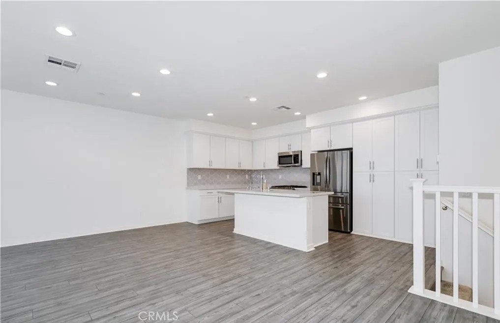 606 White Oaks