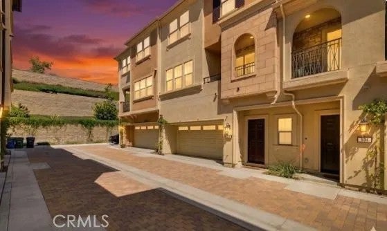 606 White Oaks