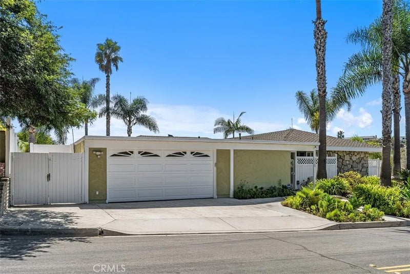 2820 Via Montecito