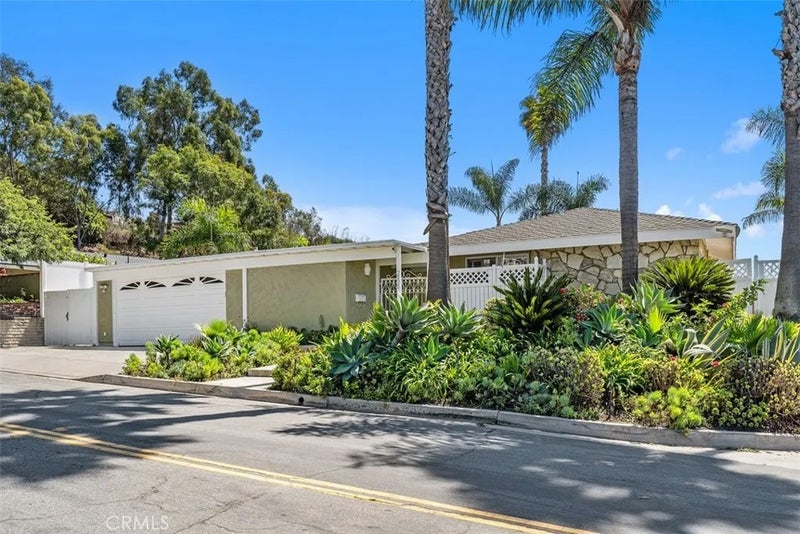 2820 Via Montecito