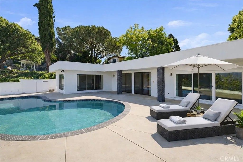 Photo of 3329 Dona Rosa Dr, Studio City, CA 91604 (MLS # SR26042051)