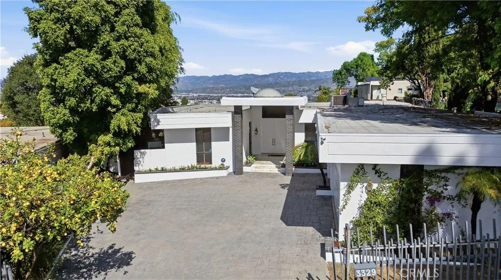 Photo of 3329 Dona Rosa Dr, Studio City, CA 91604 (MLS # SR26042051)