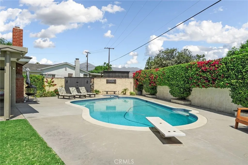 609 Cardinal Lane