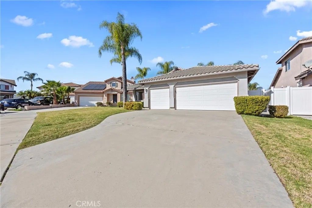 Photo of 41151 Marseille Court, Murrieta, CA 92562 (MLS # SW26028256)
