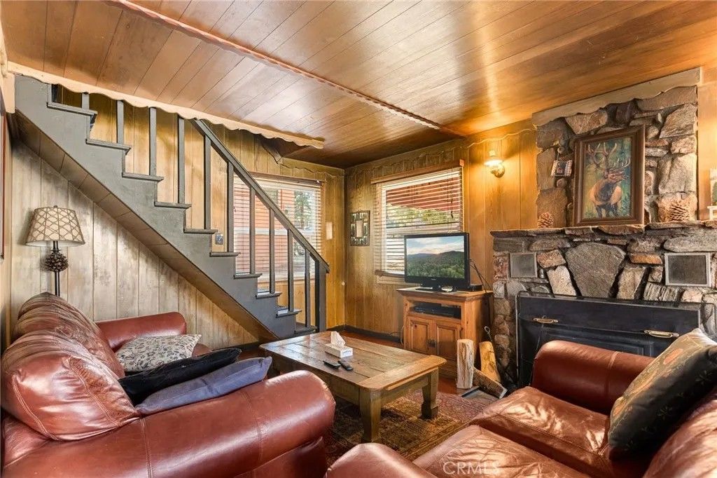 Photo of 435 Arroyo Dr, Big Bear Lake, CA 92315 (MLS # PW25265300)