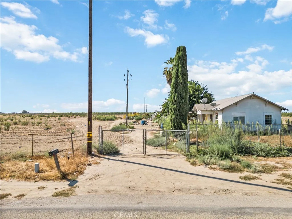 1095 E Mountain View