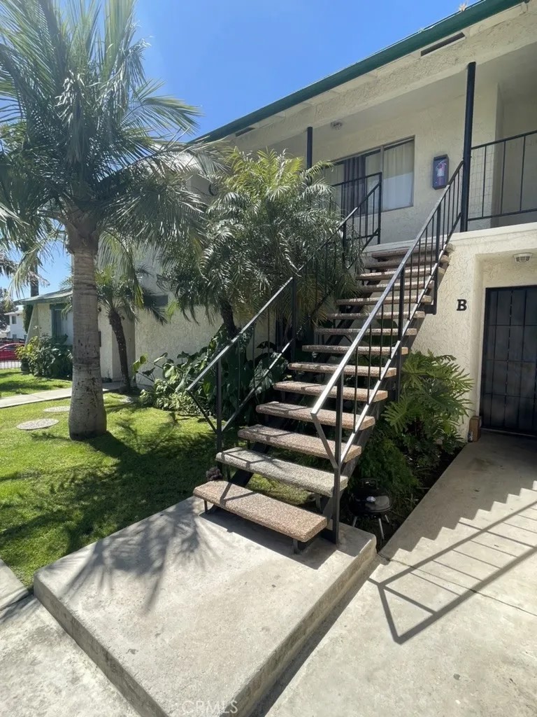 2042 E 19th