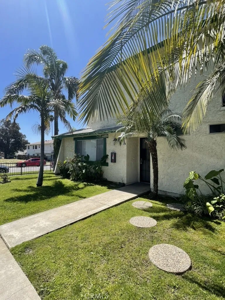 2042 E 19th