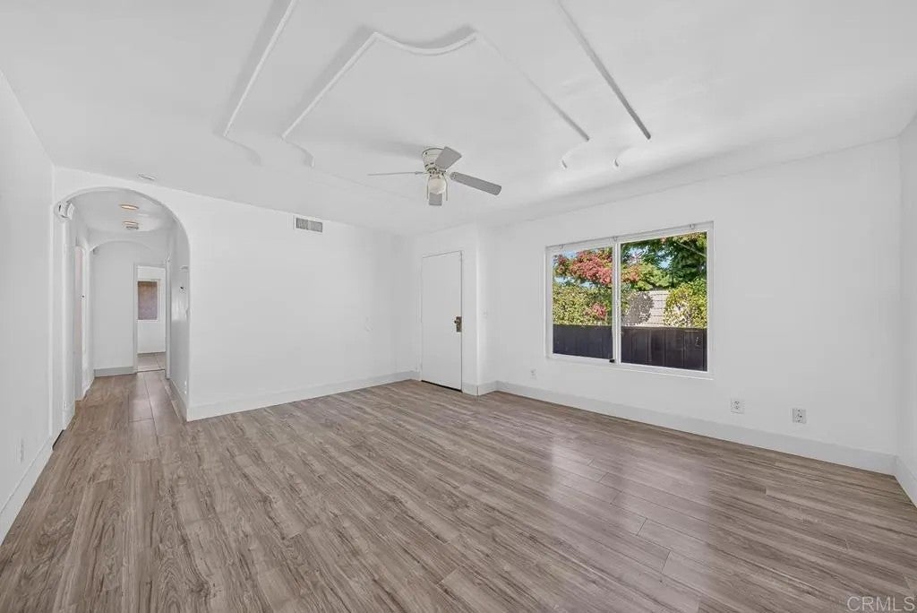 1213 E Avenue A4