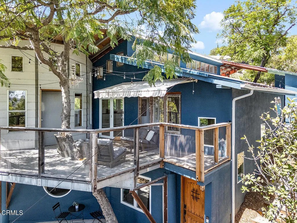 2537 Crestmoore Place