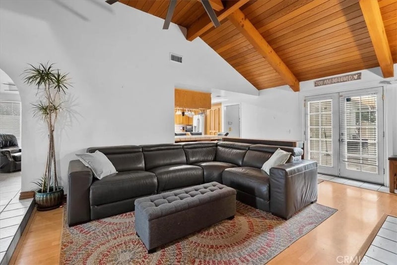1152 N Redding