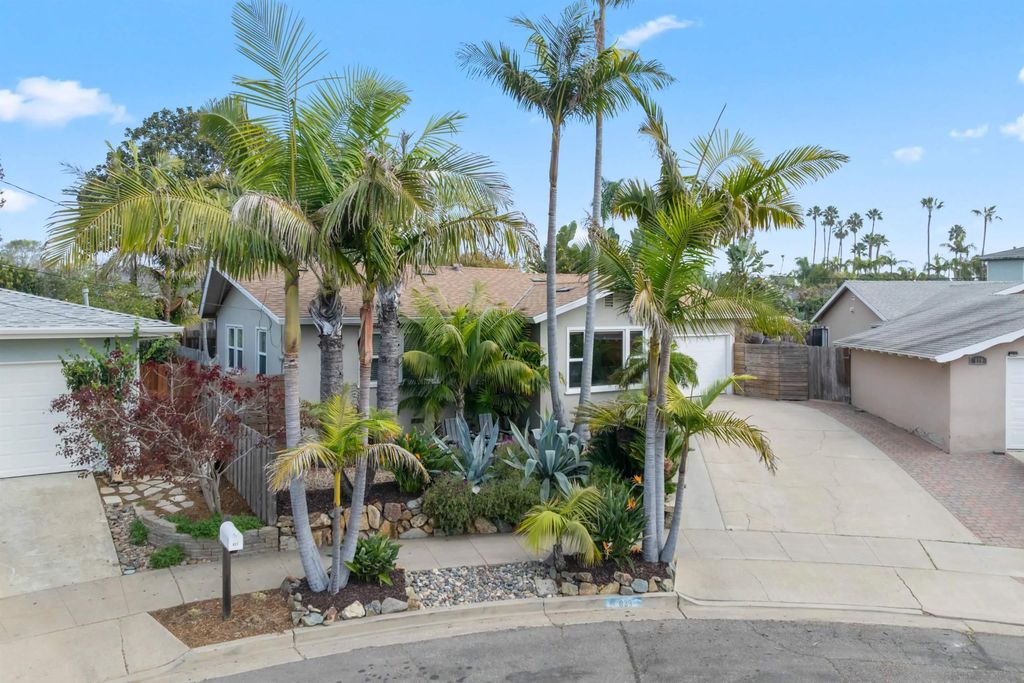 Photo of 823 La Salina Pl, Oceanside, CA 92054 (MLS # 260001927)