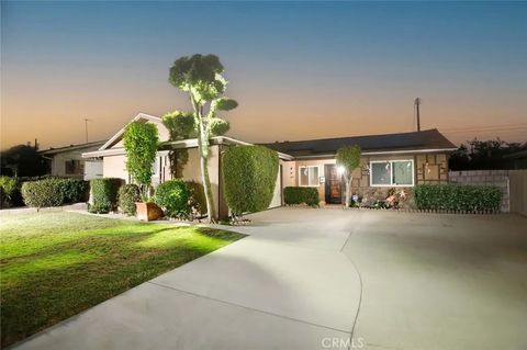 Photo of 10226 Amboy Ave, Pacoima, CA 91331 (MLS # GD25233385)