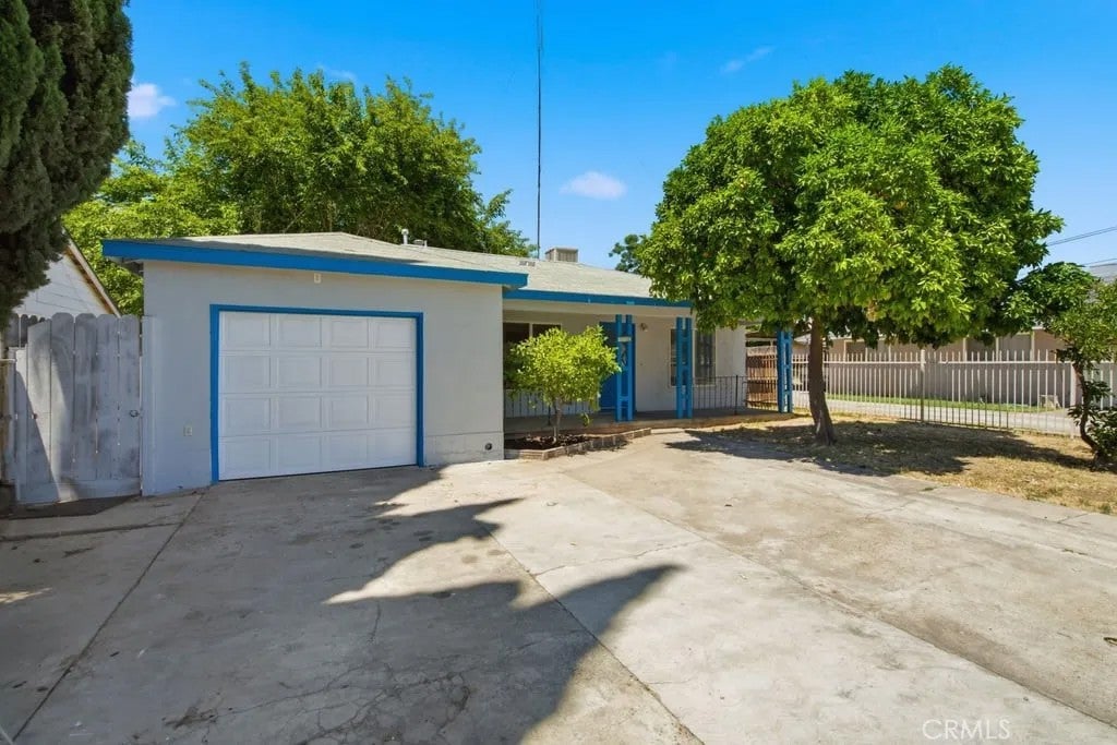6807 N Cottage