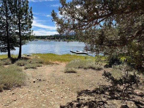 Photo of 403 Gibralter Lane, Big Bear Lake, CA 92315 (MLS # SR26163224)