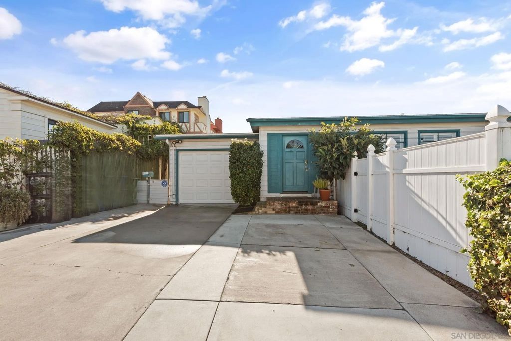 Photo of 643 Nautilus St, La Jolla, CA 92037 (MLS # 2600464)