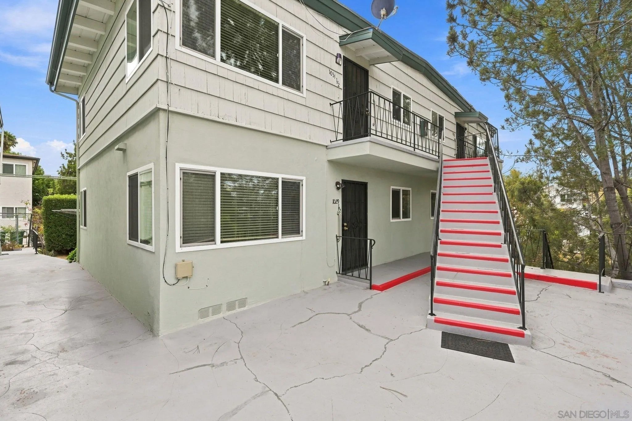 1029-33 Hayes Ave