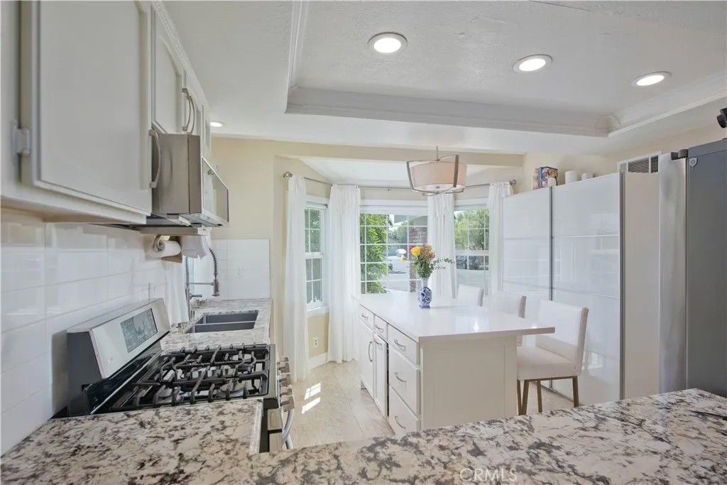10057 Hillview