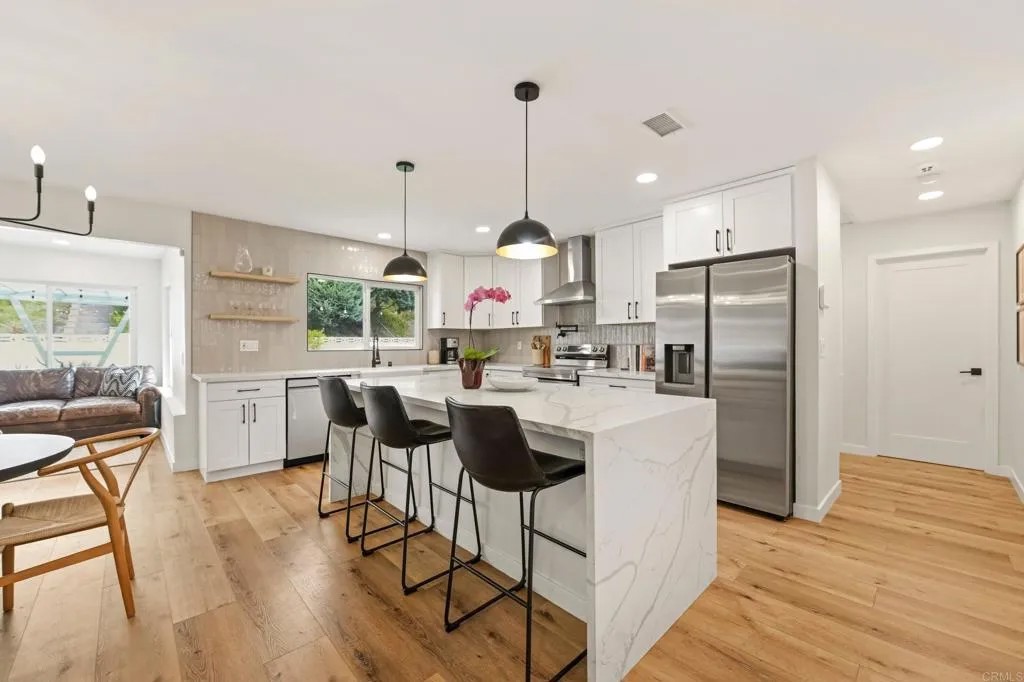 952 La Tierra Drive