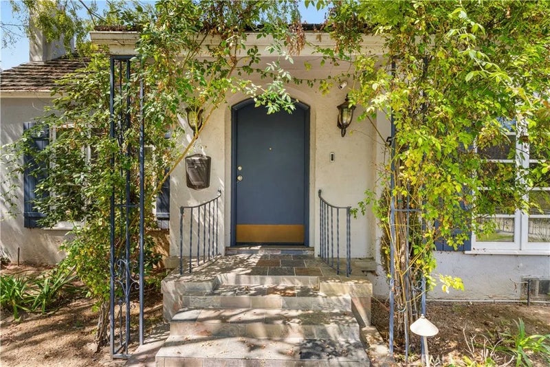 555 Sierra Madre Boulevard