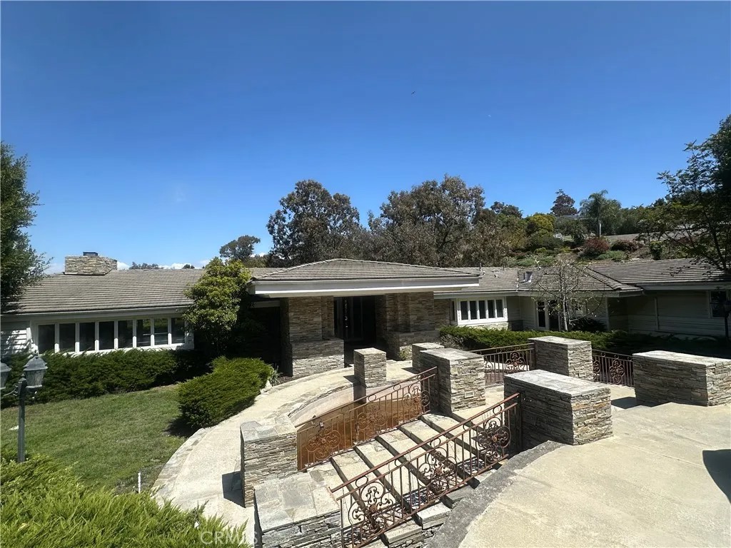60 Crest Road East