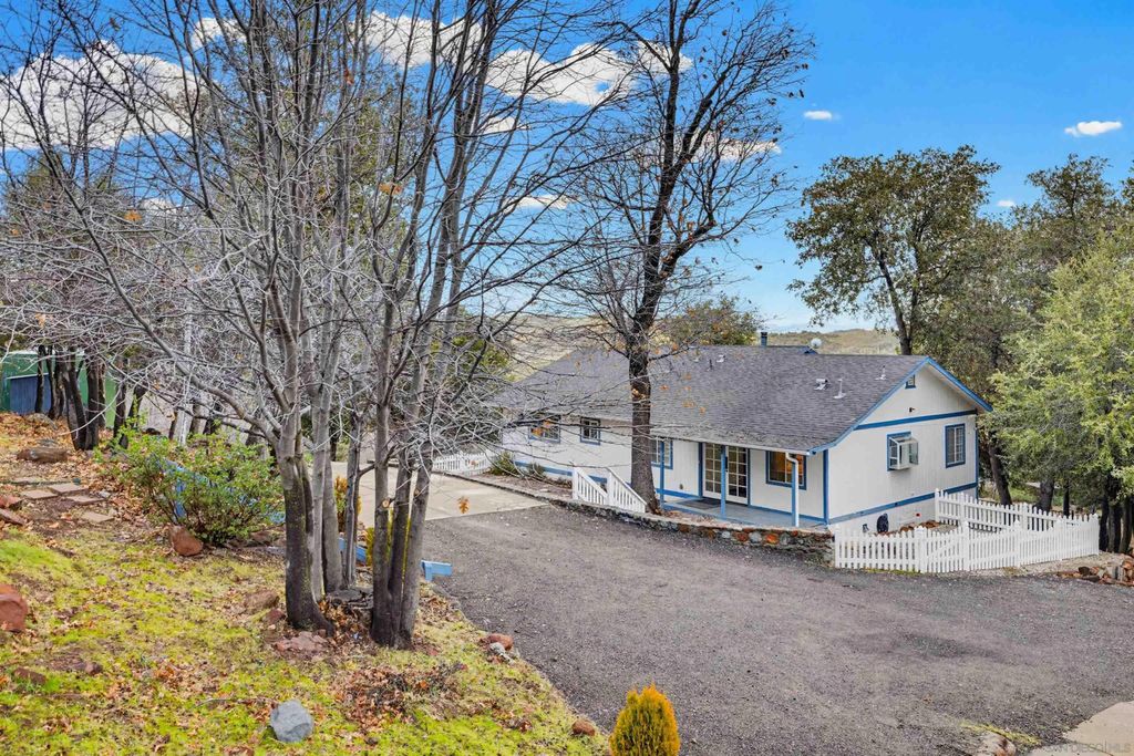 Photo of 17009 Iron Springs Rd, Julian, CA 92036 (MLS # 2600617)