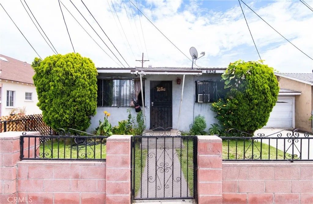 Photo of 6938 Purdy Avenue, Bell Gardens, CA 90201 (MLS # DW26162336)