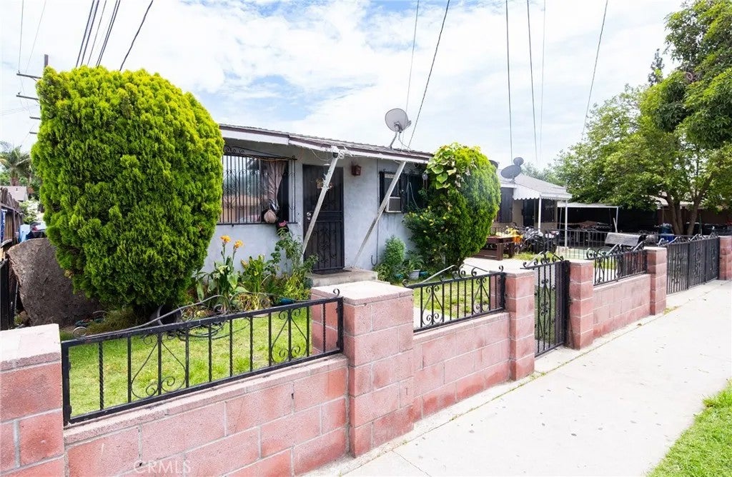 Photo of 6938 Purdy Avenue, Bell Gardens, CA 90201 (MLS # DW26162336)
