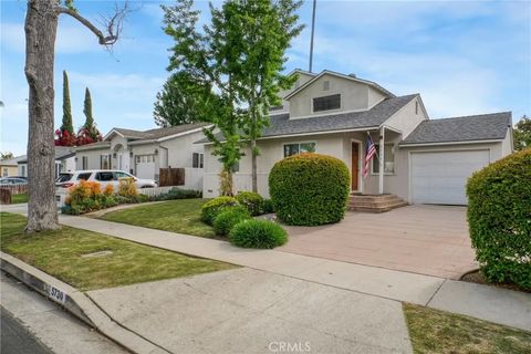 Photo of 5730 Newcastle Avenue, Encino, CA 91316 (MLS # SR25234347)