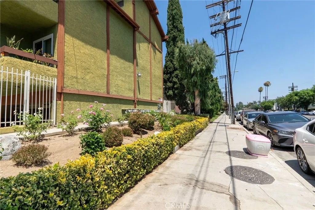 6155 Reseda 4