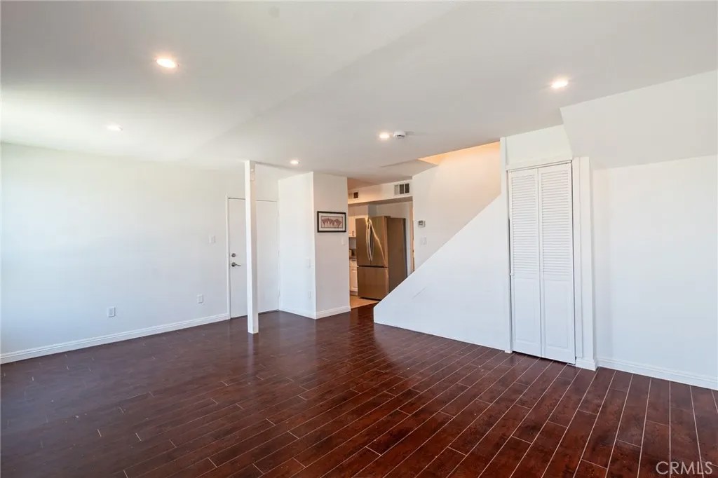 6155 Reseda 4