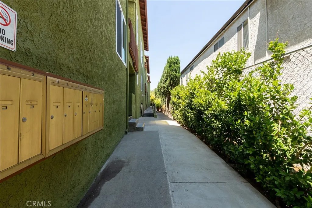 6155 Reseda 4